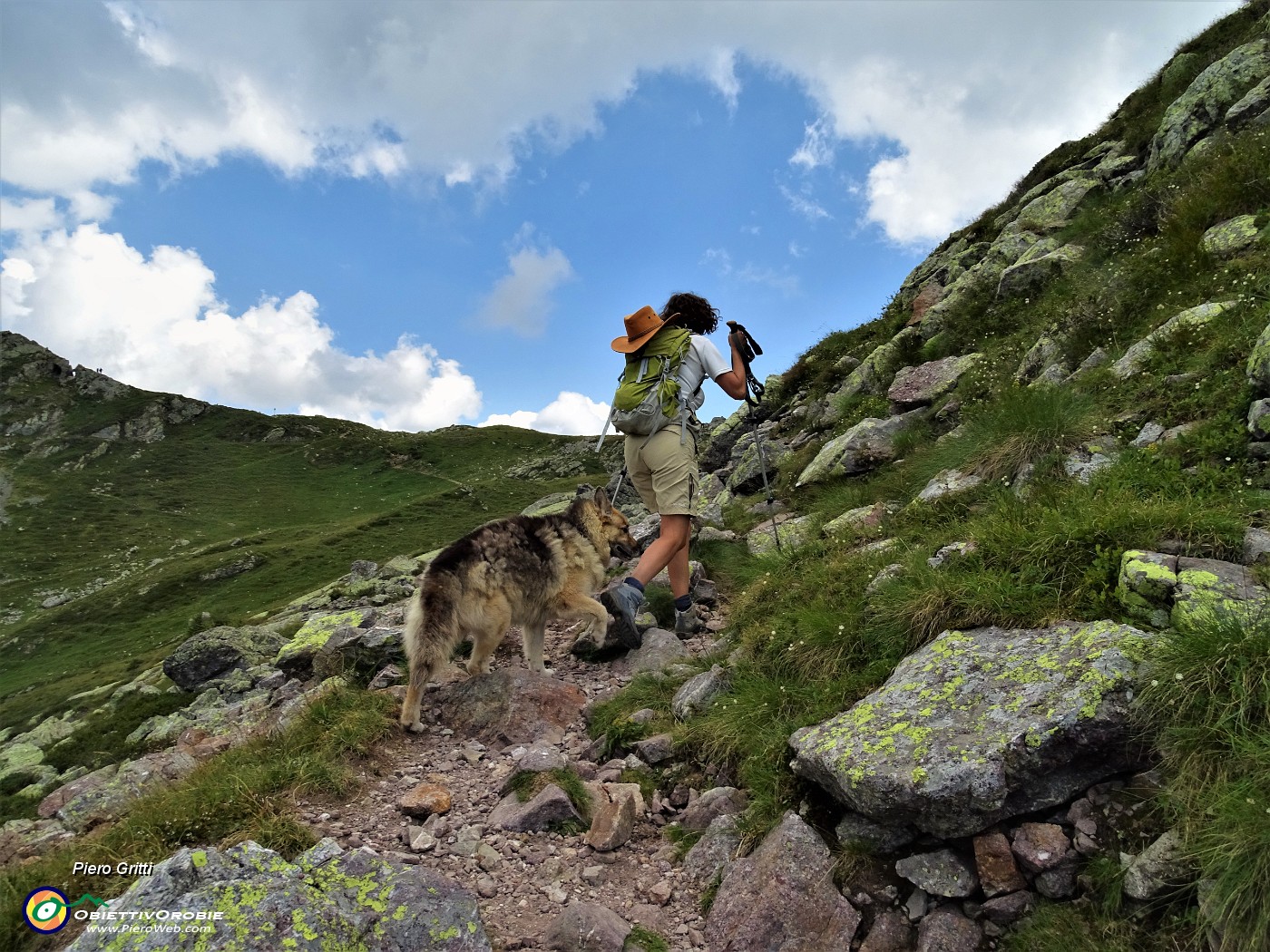 72 Risalendo al laghetto e passo di Verrobbio.JPG